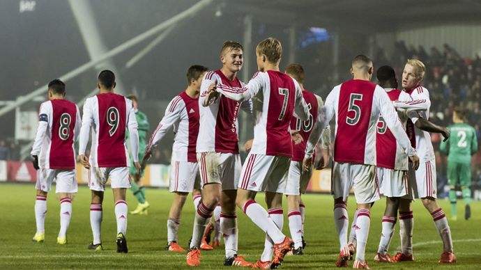 碰撞倒地而 碰撞倒地而